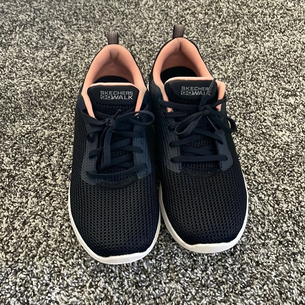 Sketchers Go Walk tennis shoes